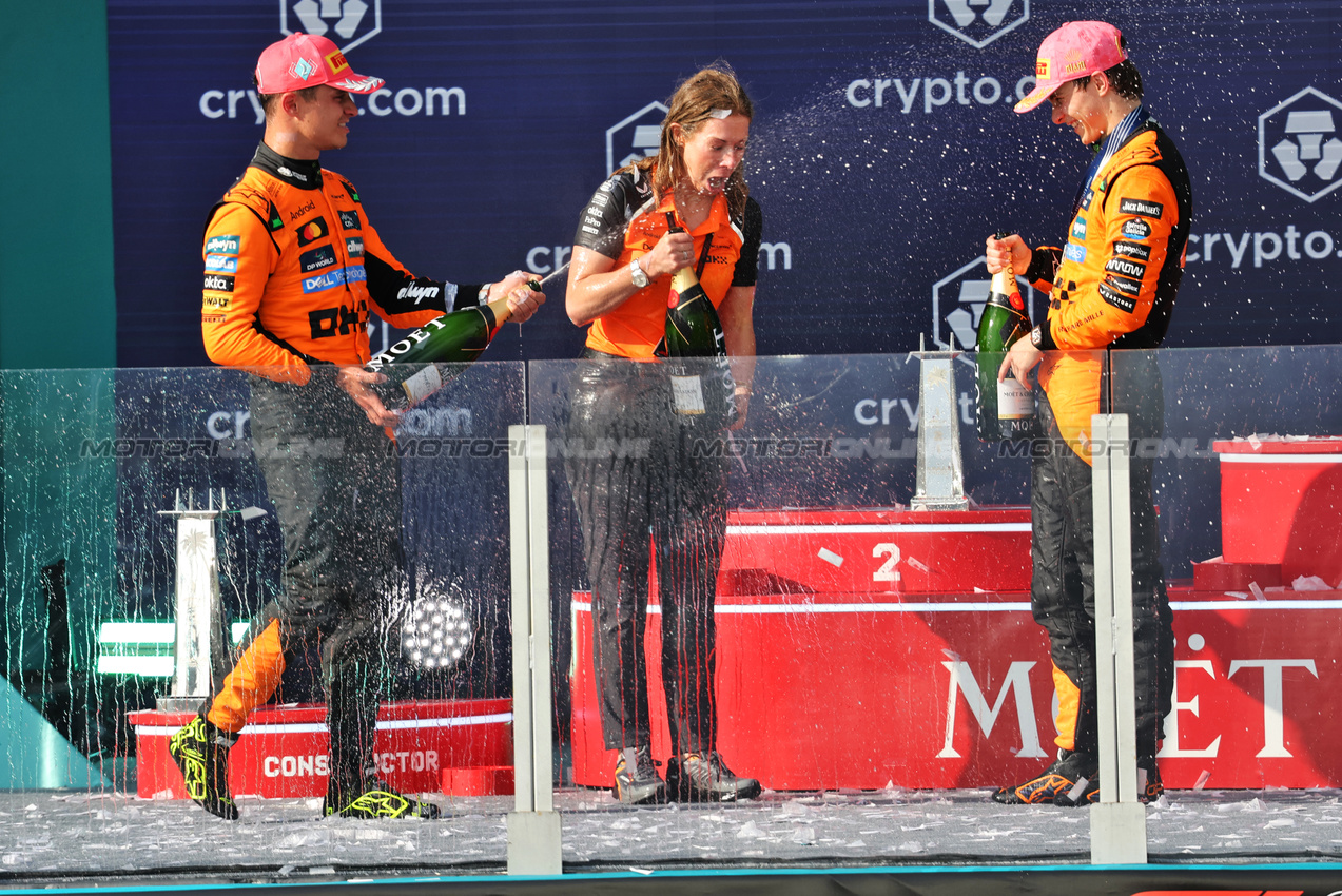 GP MIAMI, Gara winner Oscar Piastri (AUS) McLaren e second placed team mate Lando Norris (GBR) McLaren celebrate on the podium with Louise McEwen (GBR) McLaren Chief Marketing Officer.

04.05.2025. Formula 1 World Championship, Rd 6, Miami Grand Prix, Miami, Florida, USA, Gara Day.

- www.xpbimages.com, EMail: requests@xpbimages.com © Copyright: Bearne / XPB Images