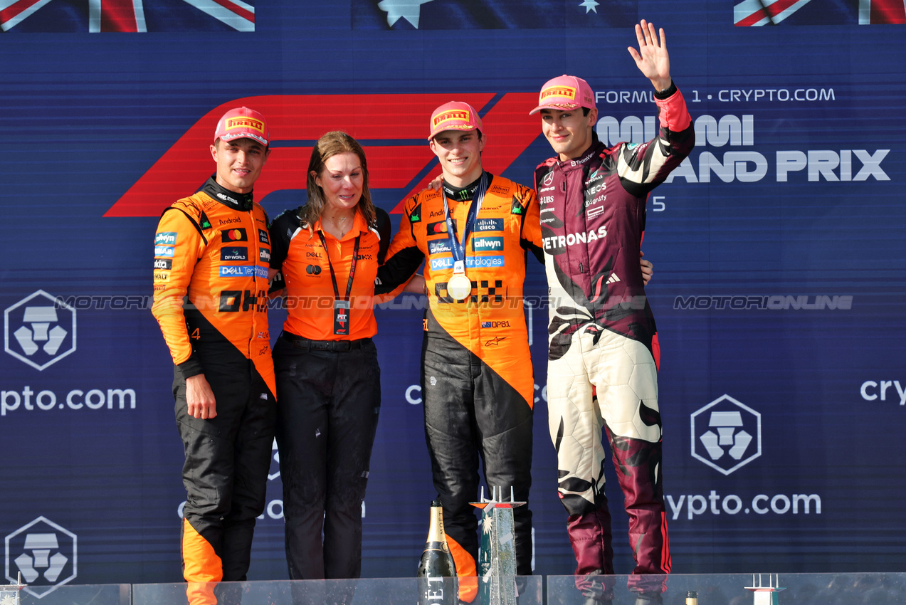 GP MIAMI, The podium (L to R): Lando Norris (GBR) McLaren, second; Louise McEwen (GBR) McLaren Chief Marketing Officer; Oscar Piastri (AUS) McLaren, vincitore; George Russell (GBR) Mercedes AMG F1, third.

04.05.2025. Formula 1 World Championship, Rd 6, Miami Grand Prix, Miami, Florida, USA, Gara Day.

- www.xpbimages.com, EMail: requests@xpbimages.com © Copyright: Bearne / XPB Images