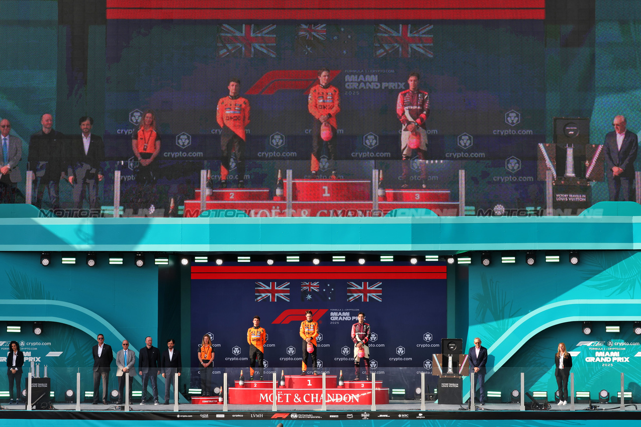 GP MIAMI, The podium (L to R): Louise McEwen (GBR) McLaren Chief Marketing Officer; Lando Norris (GBR) McLaren, second; Oscar Piastri (AUS) McLaren, vincitore; George Russell (GBR) Mercedes AMG F1, third.

04.05.2025. Formula 1 World Championship, Rd 6, Miami Grand Prix, Miami, Florida, USA, Gara Day.

- www.xpbimages.com, EMail: requests@xpbimages.com © Copyright: Bearne / XPB Images