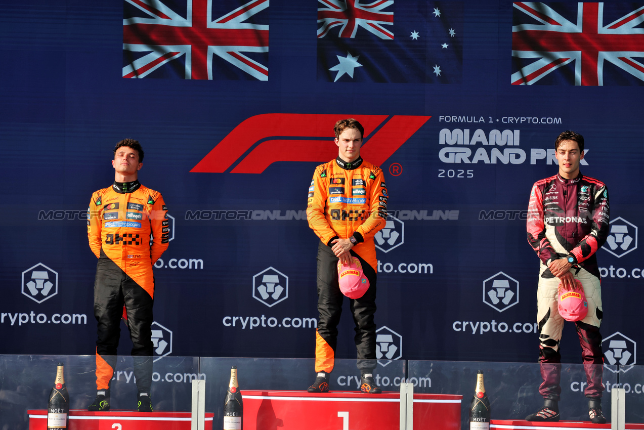 GP MIAMI, The podium (L to R): Lando Norris (GBR) McLaren, second; Oscar Piastri (AUS) McLaren, vincitore; George Russell (GBR) Mercedes AMG F1, third.

04.05.2025. Formula 1 World Championship, Rd 6, Miami Grand Prix, Miami, Florida, USA, Gara Day.

- www.xpbimages.com, EMail: requests@xpbimages.com © Copyright: Bearne / XPB Images