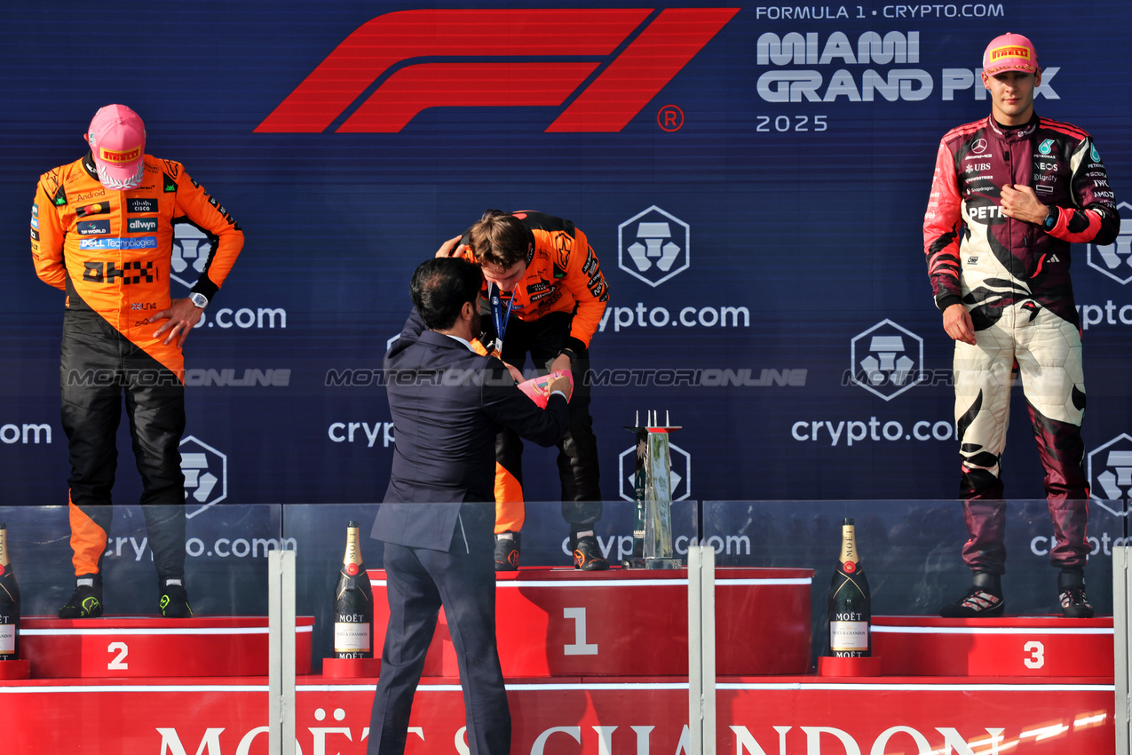 GP MIAMI, The podium (L to R): Lando Norris (GBR) McLaren, second; Oscar Piastri (AUS) McLaren, vincitore; George Russell (GBR) Mercedes AMG F1, third.

04.05.2025. Formula 1 World Championship, Rd 6, Miami Grand Prix, Miami, Florida, USA, Gara Day.

- www.xpbimages.com, EMail: requests@xpbimages.com © Copyright: Bearne / XPB Images
