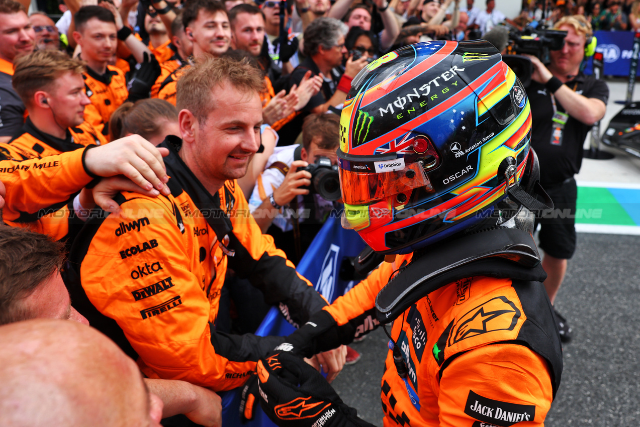 GP MIAMI, Gara winner Oscar Piastri (AUS) McLaren celebrates with the team in parc ferme.

04.05.2025. Formula 1 World Championship, Rd 6, Miami Grand Prix, Miami, Florida, USA, Gara Day.

- www.xpbimages.com, EMail: requests@xpbimages.com © Copyright: Batchelor / XPB Images