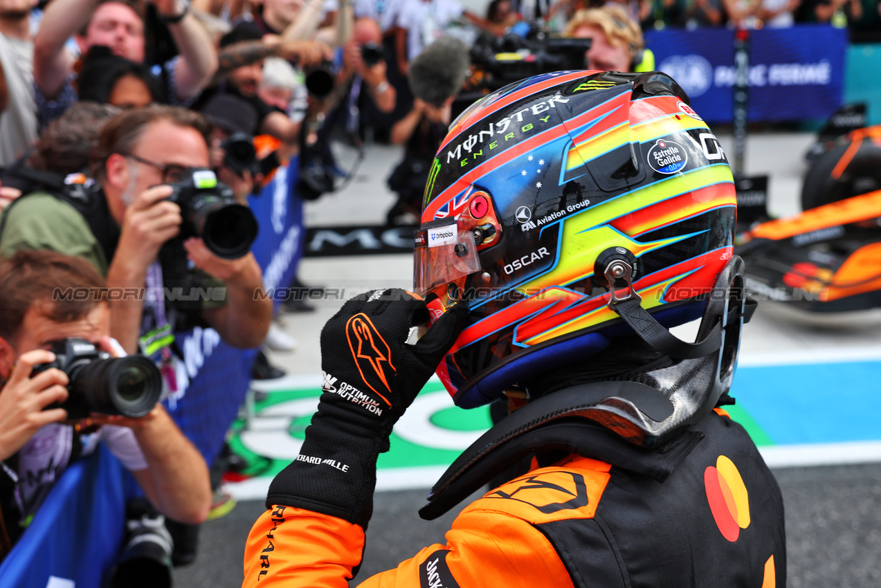 GP MIAMI, Gara winner Oscar Piastri (AUS) McLaren celebrates with the team in parc ferme.

04.05.2025. Formula 1 World Championship, Rd 6, Miami Grand Prix, Miami, Florida, USA, Gara Day.

- www.xpbimages.com, EMail: requests@xpbimages.com © Copyright: Batchelor / XPB Images
