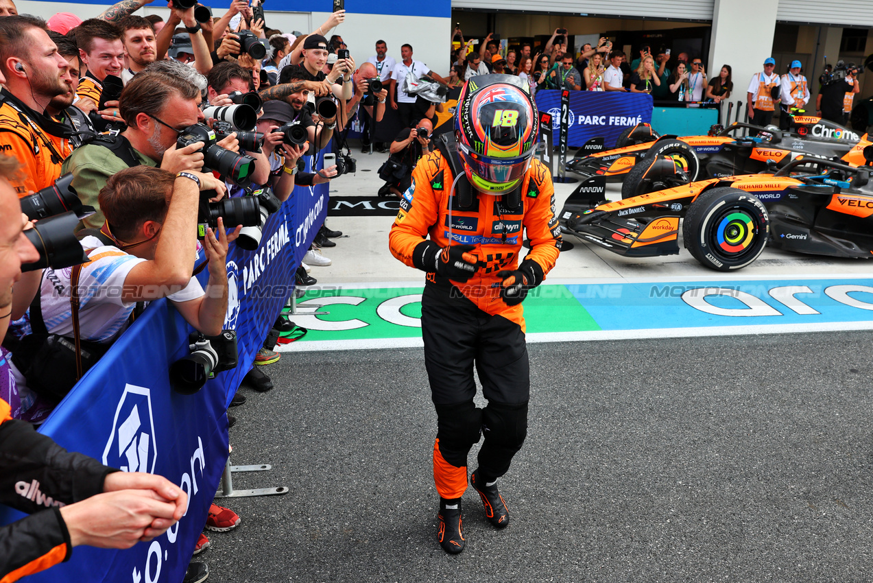 GP MIAMI, Gara winner Oscar Piastri (AUS) McLaren celebrates with the team in parc ferme.

04.05.2025. Formula 1 World Championship, Rd 6, Miami Grand Prix, Miami, Florida, USA, Gara Day.

- www.xpbimages.com, EMail: requests@xpbimages.com © Copyright: Batchelor / XPB Images