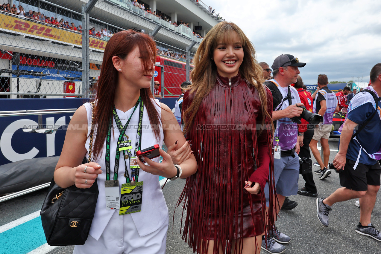 GP MIAMI, Lisa (THA) Rapper on the grid (Right).

04.05.2025. Formula 1 World Championship, Rd 6, Miami Grand Prix, Miami, Florida, USA, Gara Day.

- www.xpbimages.com, EMail: requests@xpbimages.com © Copyright: Moy / XPB Images
