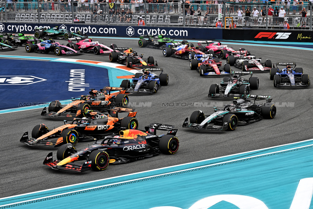 GP MIAMI, Max Verstappen (NLD) Red Bull Racing RB21 davanti a Lando Norris (GBR) McLaren MCL39 e Oscar Piastri (AUS) McLaren MCL39 at the partenza of the race. 

04.05.2025. Formula 1 World Championship, Rd 6, Miami Grand Prix, Miami, Florida, USA, Gara Day.

- www.xpbimages.com, EMail: requests@xpbimages.com © Copyright: Price / XPB Images