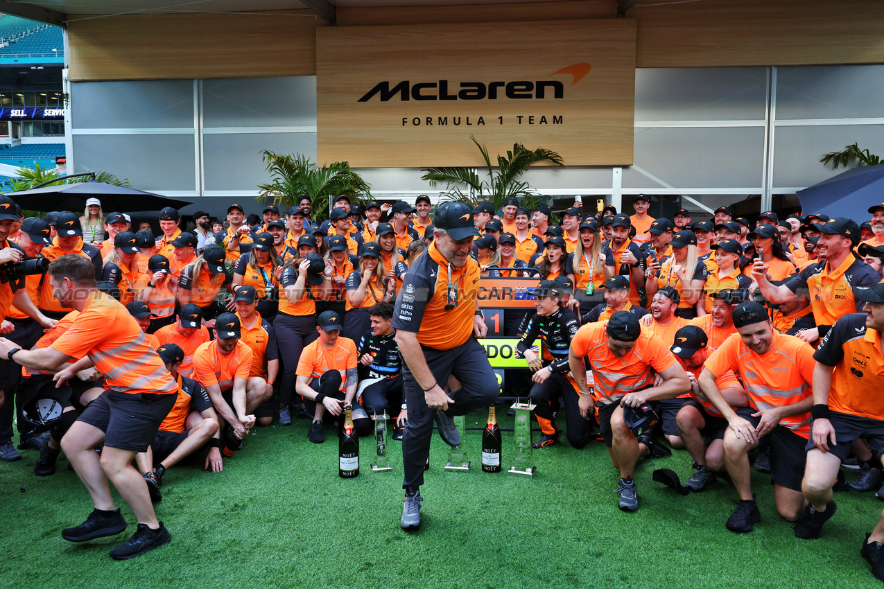 GP MIAMI, Gara winner Oscar Piastri (AUS) McLaren; second placed Lando Norris (GBR) McLaren, celebrate with Zak Brown (USA) McLaren Executive Director e the team.

04.05.2025. Formula 1 World Championship, Rd 6, Miami Grand Prix, Miami, Florida, USA, Gara Day.

- www.xpbimages.com, EMail: requests@xpbimages.com © Copyright: Moy / XPB Images
