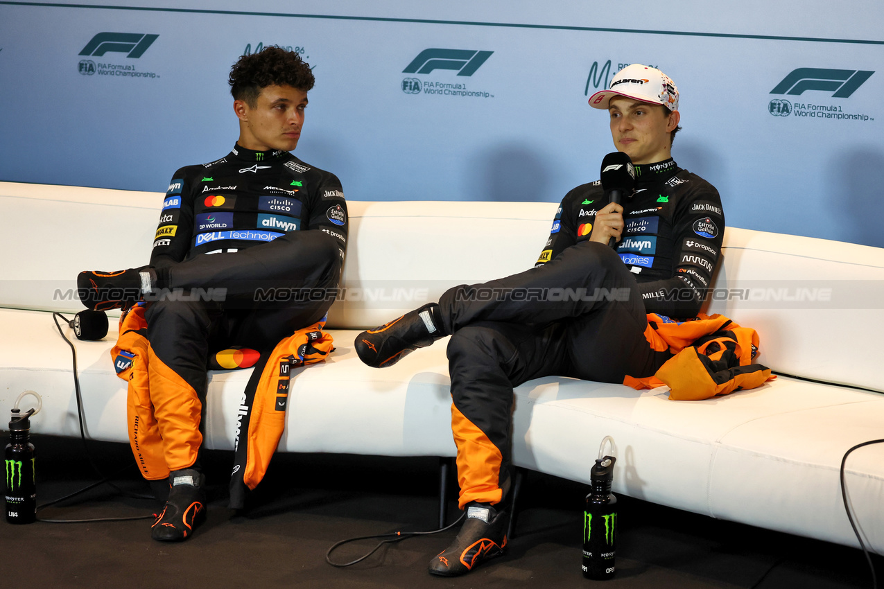 GP MIAMI, (L to R): Lando Norris (GBR) McLaren e Oscar Piastri (AUS) McLaren in the post race FIA Press Conference.

04.05.2025. Formula 1 World Championship, Rd 6, Miami Grand Prix, Miami, Florida, USA, Gara Day.

- www.xpbimages.com, EMail: requests@xpbimages.com © Copyright: Moy / XPB Images