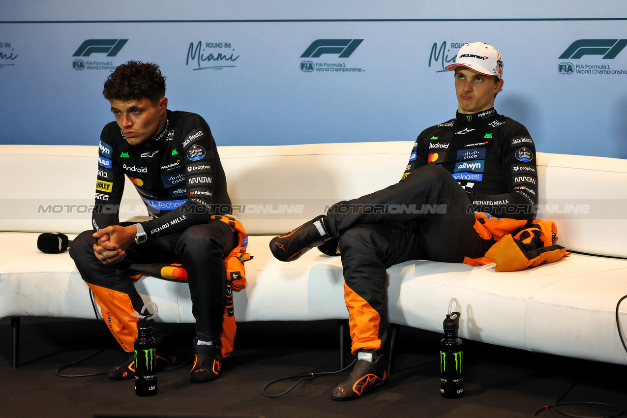 GP MIAMI, (L to R): Lando Norris (GBR) McLaren e Oscar Piastri (AUS) McLaren in the post race FIA Press Conference.

04.05.2025. Formula 1 World Championship, Rd 6, Miami Grand Prix, Miami, Florida, USA, Gara Day.

- www.xpbimages.com, EMail: requests@xpbimages.com © Copyright: Moy / XPB Images