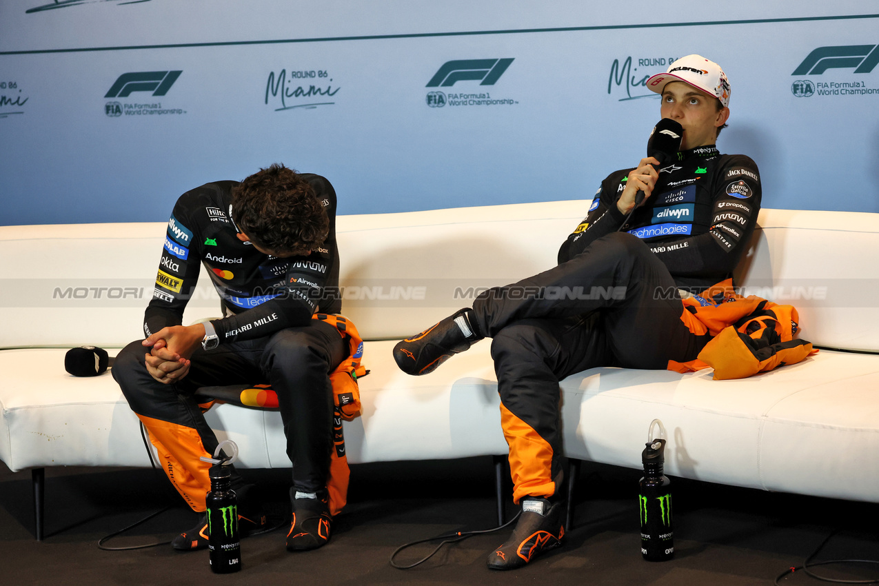 GP MIAMI, (L to R): Lando Norris (GBR) McLaren e Oscar Piastri (AUS) McLaren in the post race FIA Press Conference.

04.05.2025. Formula 1 World Championship, Rd 6, Miami Grand Prix, Miami, Florida, USA, Gara Day.

- www.xpbimages.com, EMail: requests@xpbimages.com © Copyright: Moy / XPB Images