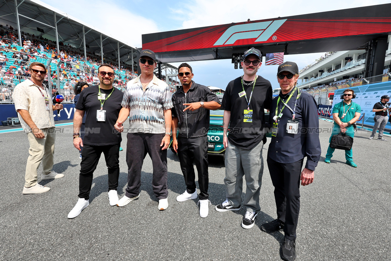 GP MIAMI, Tiesto (NLD) DJ e Myke Towers (PRI) Rapper on the grid with Jerry Bruckheimer (USA) Film Producer (Right).

04.05.2025. Formula 1 World Championship, Rd 6, Miami Grand Prix, Miami, Florida, USA, Gara Day.

- www.xpbimages.com, EMail: requests@xpbimages.com © Copyright: Moy / XPB Images
