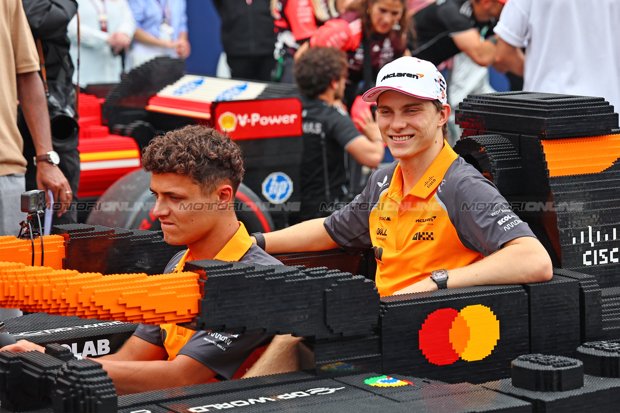 GP MIAMI, Lando Norris (GBR) McLaren e Oscar Piastri (AUS) McLaren on the drivers' parade with Lego cars.

04.05.2025. Formula 1 World Championship, Rd 6, Miami Grand Prix, Miami, Florida, USA, Gara Day.

- www.xpbimages.com, EMail: requests@xpbimages.com © Copyright: XPB Images