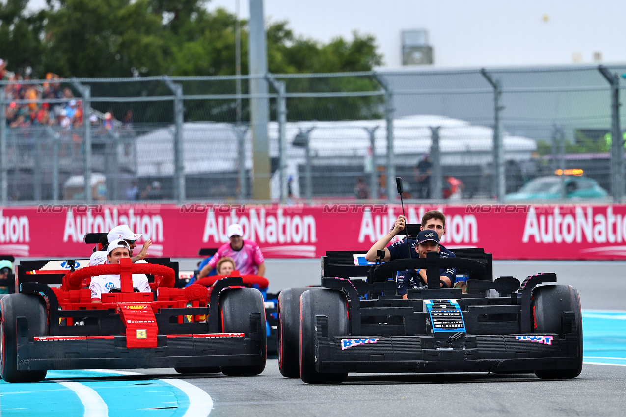 GP MIAMI, (L to R): Charles Leclerc (MON) Ferrari e Lewis Hamilton (GBR) Ferrari alongside Pierre Gasly (FRA) Alpine F1 Team e Jack Doohan (AUS) Alpine F1 Team on the drivers' parade with Lego cars.

04.05.2025. Formula 1 World Championship, Rd 6, Miami Grand Prix, Miami, Florida, USA, Gara Day.

- www.xpbimages.com, EMail: requests@xpbimages.com © Copyright: XPB Images
