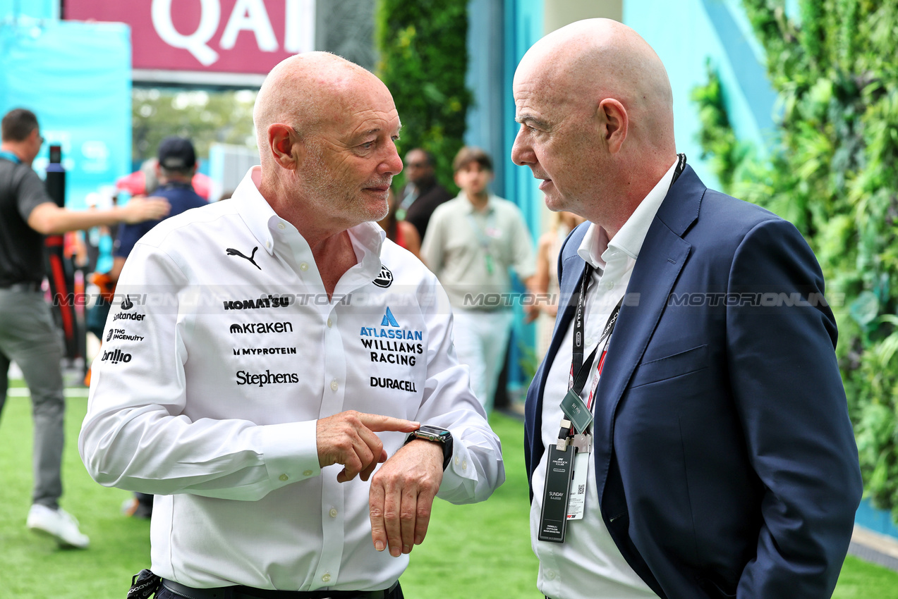 GP MIAMI, (L to R): Peter Kenyon, Atlassian Williams Racing Commercial Advisor with Gianni Infantino (SUI) FIFA President.

04.05.2025. Formula 1 World Championship, Rd 6, Miami Grand Prix, Miami, Florida, USA, Gara Day.

- www.xpbimages.com, EMail: requests@xpbimages.com © Copyright: Moy / XPB Images