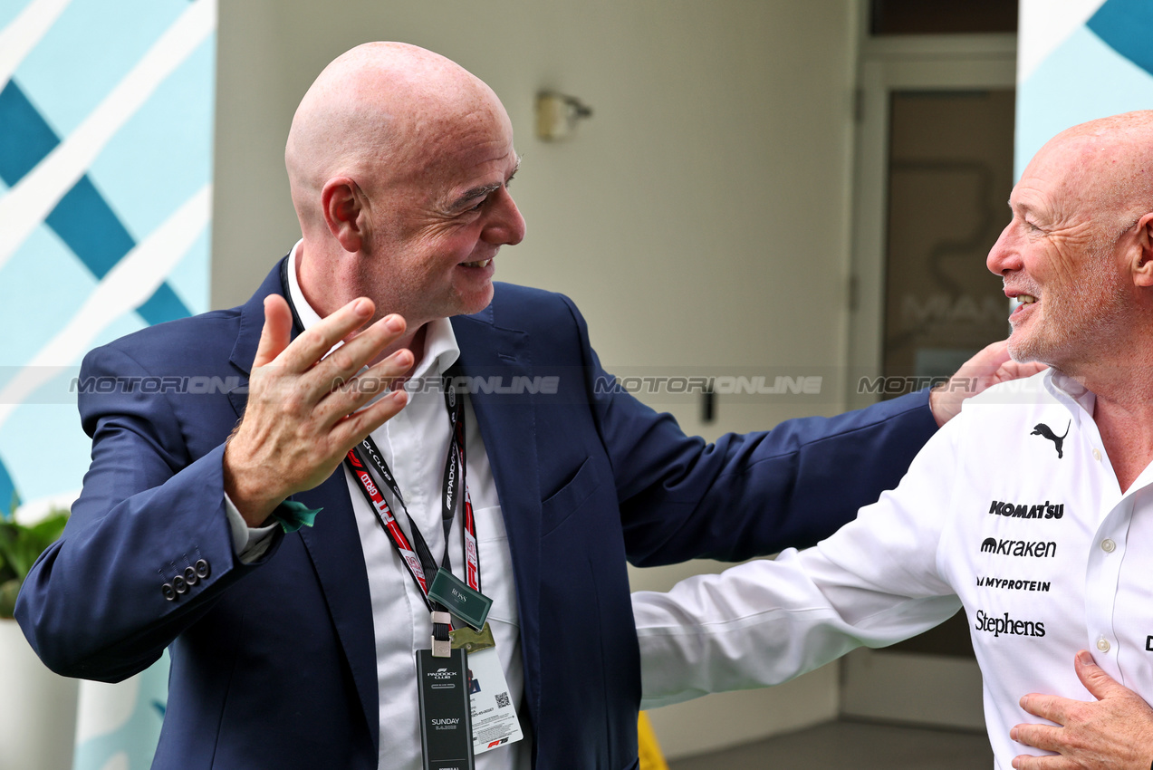 GP MIAMI, (L to R): Gianni Infantino (SUI) FIFA President with Peter Kenyon, Atlassian Williams Racing Commercial Advisor.

04.05.2025. Formula 1 World Championship, Rd 6, Miami Grand Prix, Miami, Florida, USA, Gara Day.

- www.xpbimages.com, EMail: requests@xpbimages.com © Copyright: Moy / XPB Images