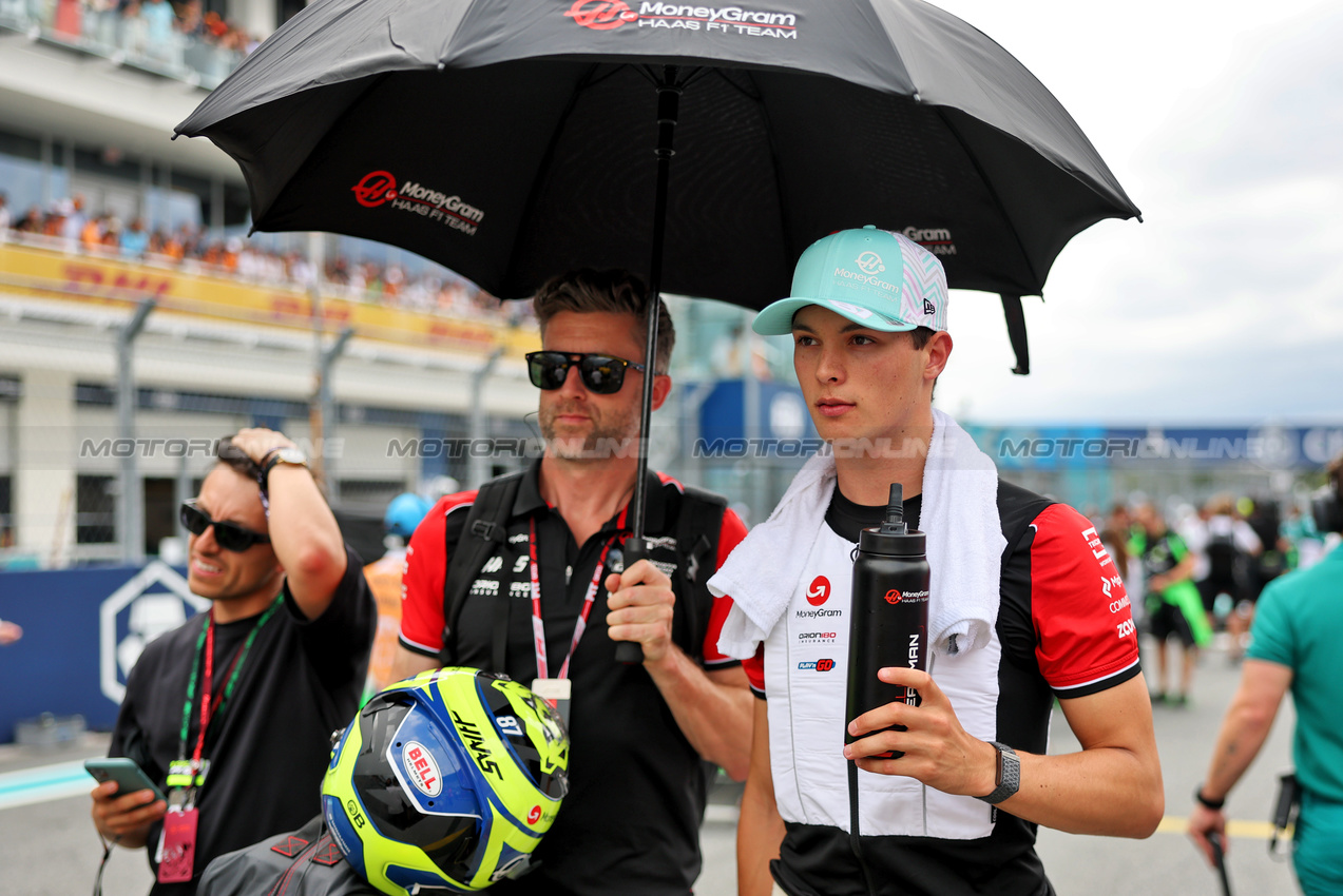 GP MIAMI, Oliver Bearman (GBR) Haas F1 Team on the grid.

04.05.2025. Formula 1 World Championship, Rd 6, Miami Grand Prix, Miami, Florida, USA, Gara Day.

- www.xpbimages.com, EMail: requests@xpbimages.com © Copyright: Charniaux / XPB Images