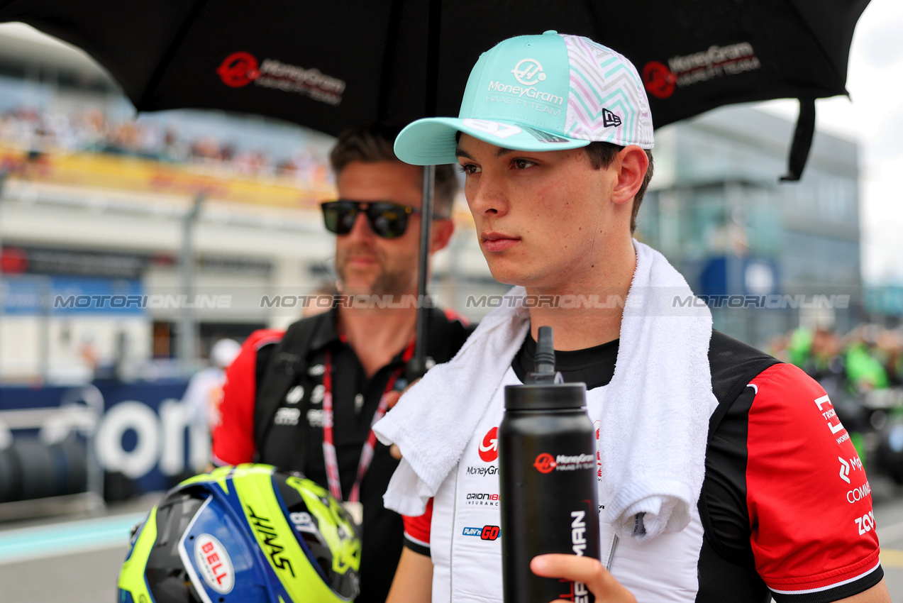 GP MIAMI, Oliver Bearman (GBR) Haas F1 Team on the grid.

04.05.2025. Formula 1 World Championship, Rd 6, Miami Grand Prix, Miami, Florida, USA, Gara Day.

- www.xpbimages.com, EMail: requests@xpbimages.com © Copyright: Charniaux / XPB Images