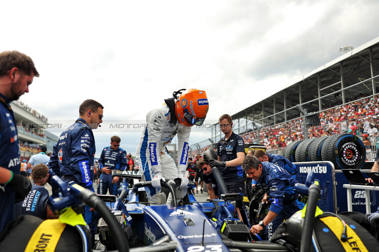GP MIAMI, Alexander Albon (THA) Atlassian Williams Racing FW47 on the grid.

04.05.2025. Formula 1 World Championship, Rd 6, Miami Grand Prix, Miami, Florida, USA, Gara Day.

- www.xpbimages.com, EMail: requests@xpbimages.com © Copyright: Bearne / XPB Images