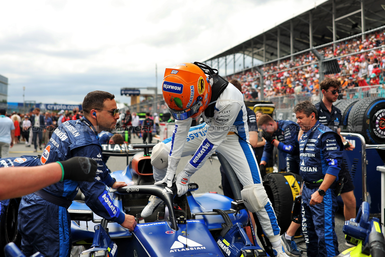 GP MIAMI, Alexander Albon (THA) Atlassian Williams Racing FW47 on the grid.

04.05.2025. Formula 1 World Championship, Rd 6, Miami Grand Prix, Miami, Florida, USA, Gara Day.

- www.xpbimages.com, EMail: requests@xpbimages.com © Copyright: Bearne / XPB Images