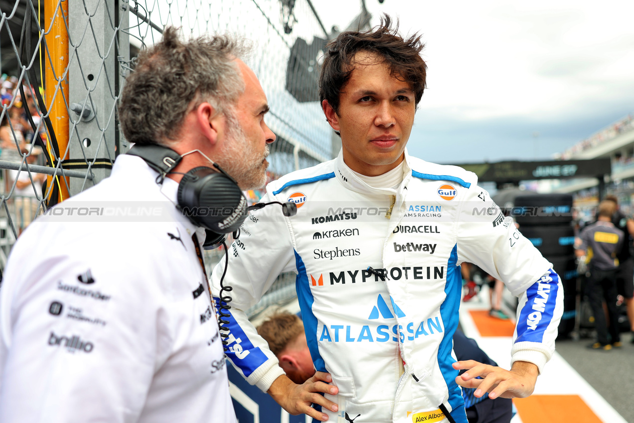 GP MIAMI, Alexander Albon (THA) Atlassian Williams Racing with James Urwin (GBR) Atlassian Williams Racing Gara Engineer on the grid.

04.05.2025. Formula 1 World Championship, Rd 6, Miami Grand Prix, Miami, Florida, USA, Gara Day.

- www.xpbimages.com, EMail: requests@xpbimages.com © Copyright: Bearne / XPB Images