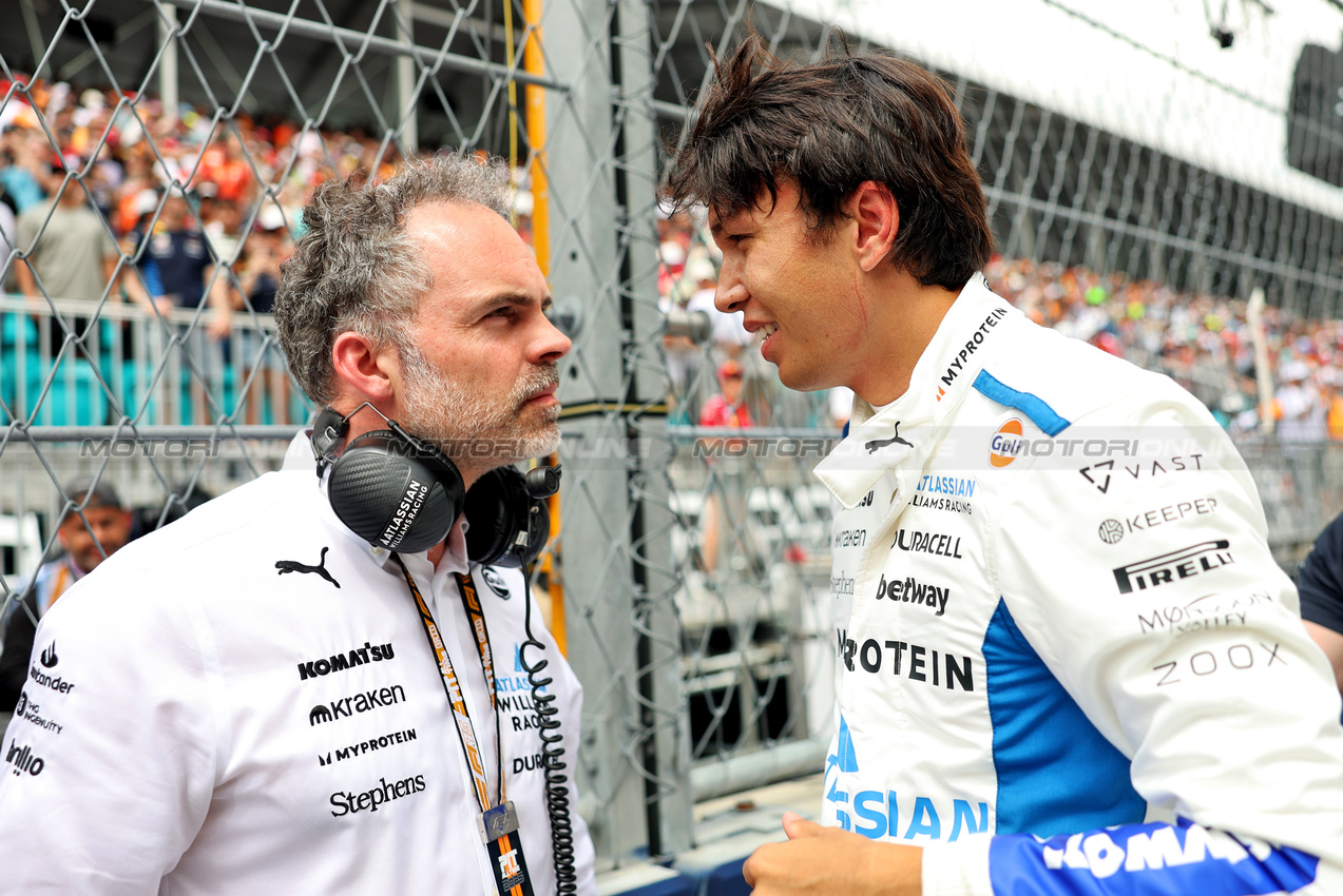 GP MIAMI, Alexander Albon (THA) Atlassian Williams Racing with James Urwin (GBR) Atlassian Williams Racing Gara Engineer on the grid.

04.05.2025. Formula 1 World Championship, Rd 6, Miami Grand Prix, Miami, Florida, USA, Gara Day.

- www.xpbimages.com, EMail: requests@xpbimages.com © Copyright: Bearne / XPB Images
