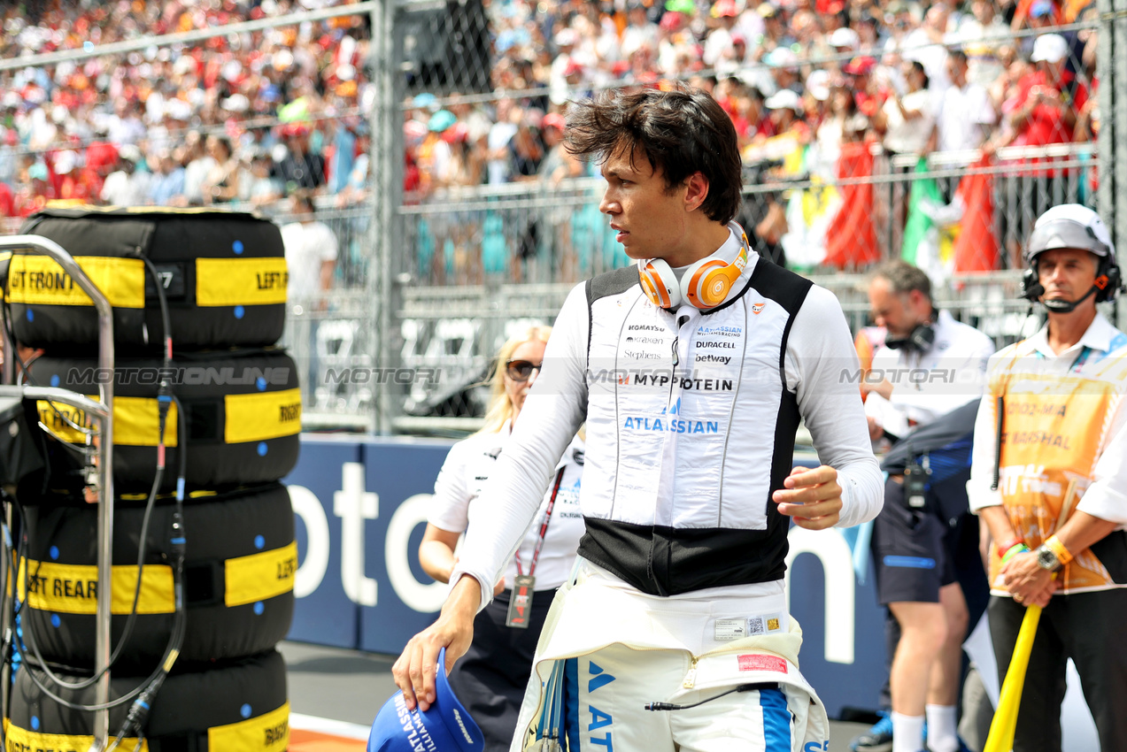 GP MIAMI, Alexander Albon (THA) Atlassian Williams Racing on the grid.

04.05.2025. Formula 1 World Championship, Rd 6, Miami Grand Prix, Miami, Florida, USA, Gara Day.

- www.xpbimages.com, EMail: requests@xpbimages.com © Copyright: Bearne / XPB Images