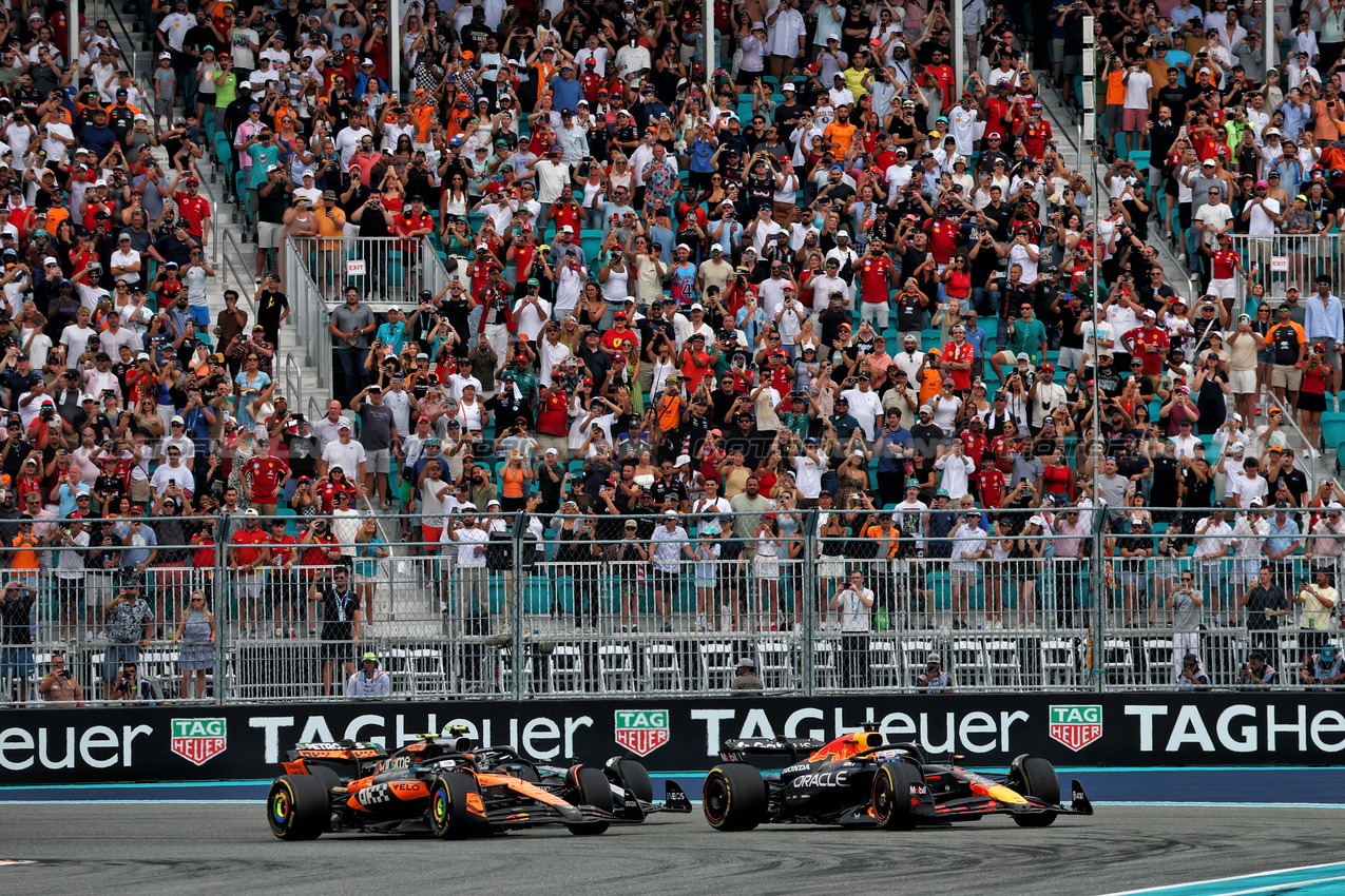 GP MIAMI, Lando Norris (GBR) McLaren MCL39 e Max Verstappen (NLD) Red Bull Racing RB21 battle for the lead at the partenza of the race.

04.05.2025. Formula 1 World Championship, Rd 6, Miami Grand Prix, Miami, Florida, USA, Gara Day.

- www.xpbimages.com, EMail: requests@xpbimages.com © Copyright: Batchelor / XPB Images