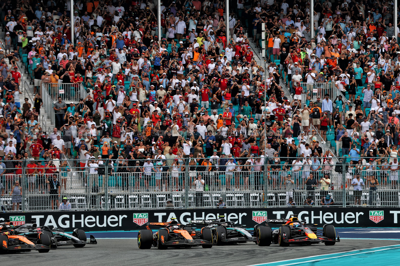 GP MIAMI, Lando Norris (GBR) McLaren MCL39 e Max Verstappen (NLD) Red Bull Racing RB21 battle for the lead at the partenza of the race.

04.05.2025. Formula 1 World Championship, Rd 6, Miami Grand Prix, Miami, Florida, USA, Gara Day.

- www.xpbimages.com, EMail: requests@xpbimages.com © Copyright: Batchelor / XPB Images