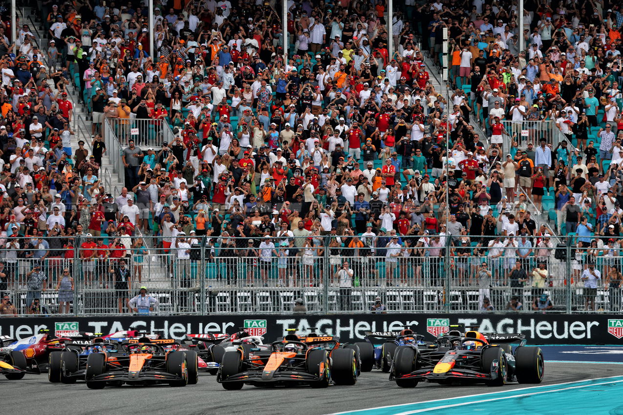 GP MIAMI, Lando Norris (GBR) McLaren MCL39 e Max Verstappen (NLD) Red Bull Racing RB21 battle for the lead at the partenza of the race.

04.05.2025. Formula 1 World Championship, Rd 6, Miami Grand Prix, Miami, Florida, USA, Gara Day.

- www.xpbimages.com, EMail: requests@xpbimages.com © Copyright: Batchelor / XPB Images