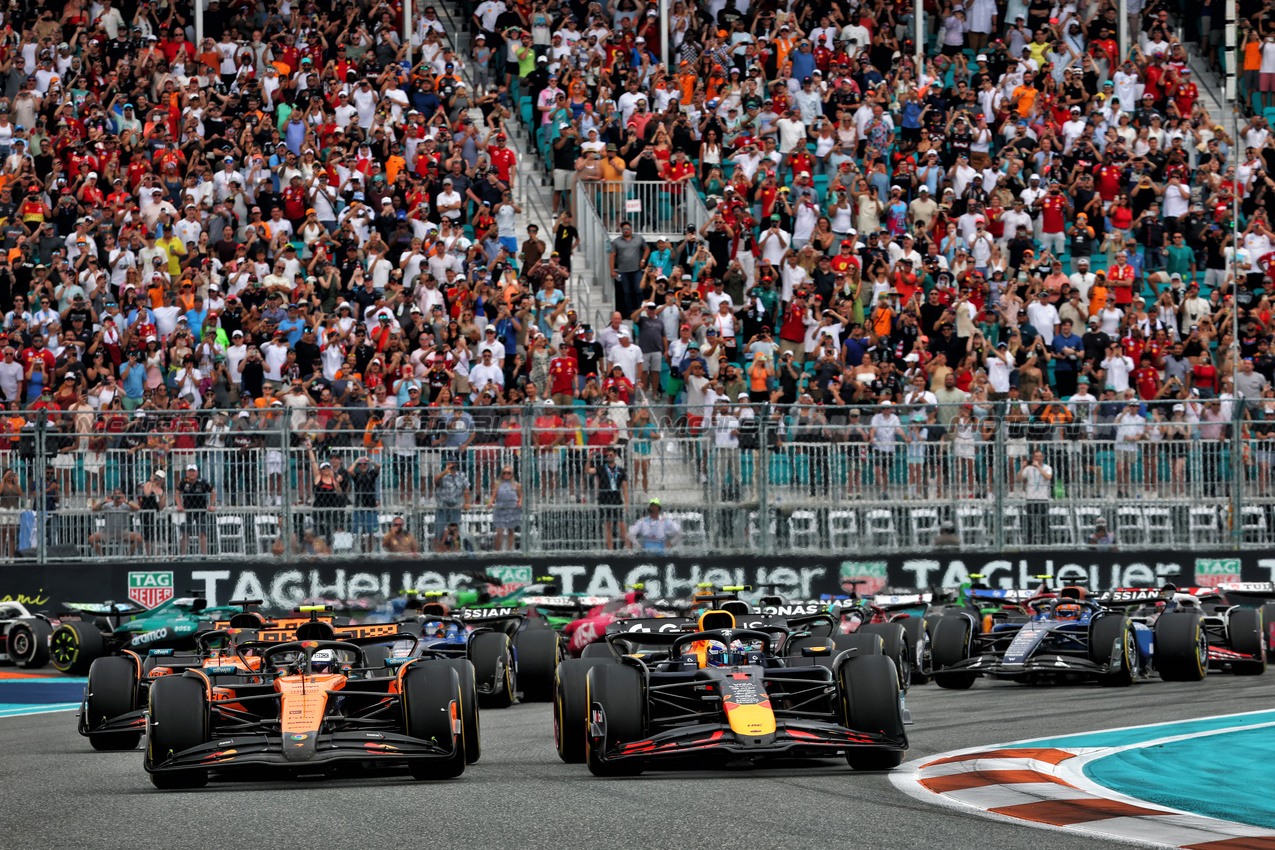 GP MIAMI, Lando Norris (GBR) McLaren MCL39 e Max Verstappen (NLD) Red Bull Racing RB21 battle for the lead at the partenza of the race.

04.05.2025. Formula 1 World Championship, Rd 6, Miami Grand Prix, Miami, Florida, USA, Gara Day.

- www.xpbimages.com, EMail: requests@xpbimages.com © Copyright: Batchelor / XPB Images