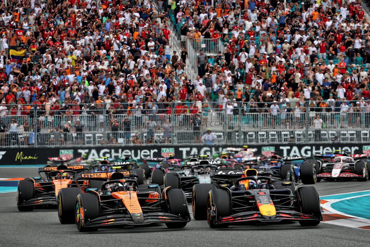 GP MIAMI, Lando Norris (GBR) McLaren MCL39 e Max Verstappen (NLD) Red Bull Racing RB21 battle for the lead at the partenza of the race.

04.05.2025. Formula 1 World Championship, Rd 6, Miami Grand Prix, Miami, Florida, USA, Gara Day.

- www.xpbimages.com, EMail: requests@xpbimages.com © Copyright: Batchelor / XPB Images