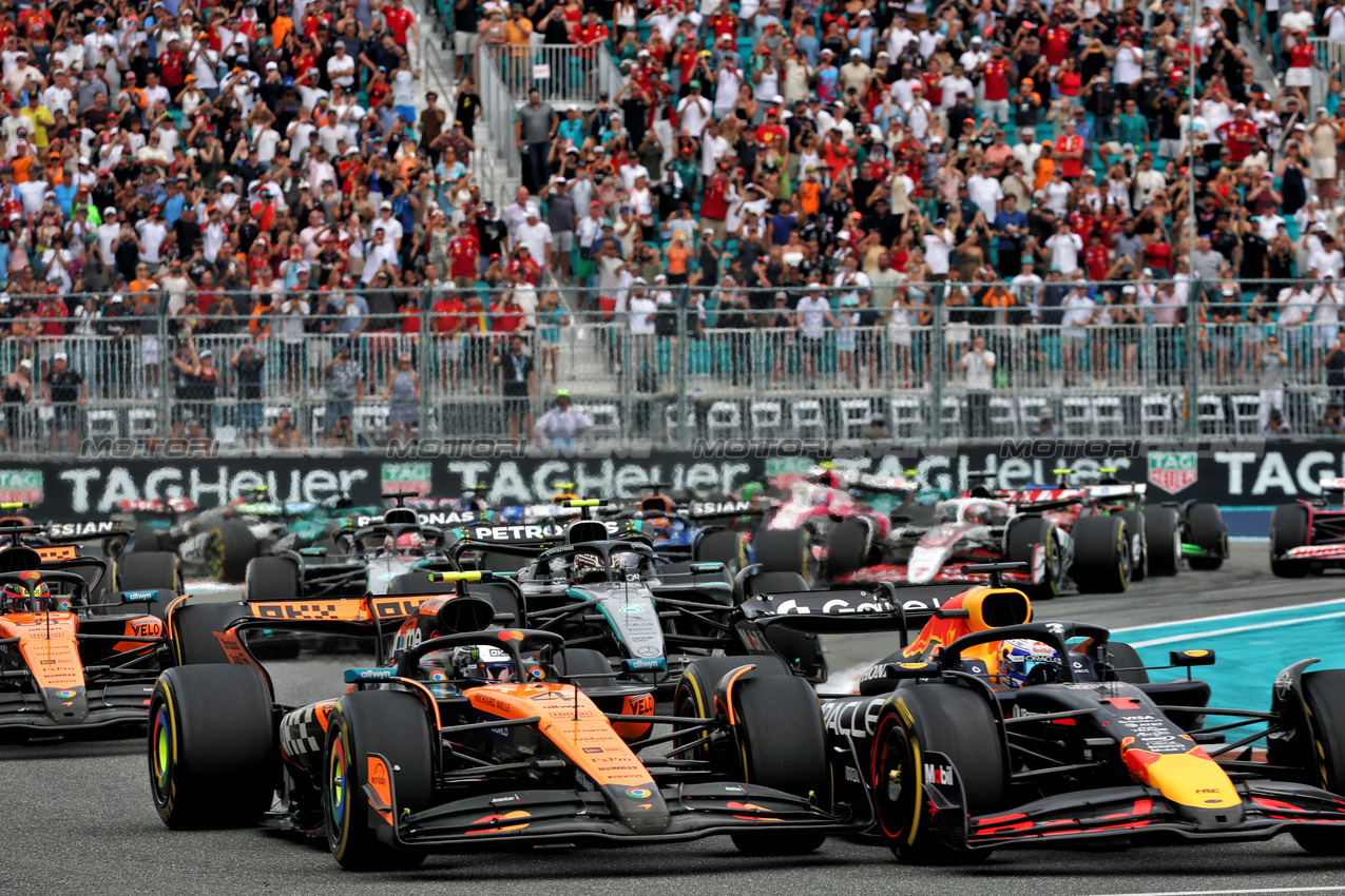 GP MIAMI, Lando Norris (GBR) McLaren MCL39 e Max Verstappen (NLD) Red Bull Racing RB21 battle for the lead at the partenza of the race.

04.05.2025. Formula 1 World Championship, Rd 6, Miami Grand Prix, Miami, Florida, USA, Gara Day.

- www.xpbimages.com, EMail: requests@xpbimages.com © Copyright: Batchelor / XPB Images