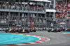 GP MIAMI, Max Verstappen (NLD) Red Bull Racing RB21 runs Lando Norris (GBR) McLaren MCL39 wide at the partenza of the race.

04.05.2025. Formula 1 World Championship, Rd 6, Miami Grand Prix, Miami, Florida, USA, Gara Day.

- www.xpbimages.com, EMail: requests@xpbimages.com © Copyright: Bearne / XPB Images