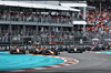 GP MIAMI, Max Verstappen (NLD) Red Bull Racing RB21 runs Lando Norris (GBR) McLaren MCL39 wide at the partenza of the race.

04.05.2025. Formula 1 World Championship, Rd 6, Miami Grand Prix, Miami, Florida, USA, Gara Day.

- www.xpbimages.com, EMail: requests@xpbimages.com © Copyright: Bearne / XPB Images