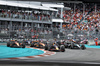 GP MIAMI, Max Verstappen (NLD) Red Bull Racing RB21 runs Lando Norris (GBR) McLaren MCL39 wide at the partenza of the race.

04.05.2025. Formula 1 World Championship, Rd 6, Miami Grand Prix, Miami, Florida, USA, Gara Day.

- www.xpbimages.com, EMail: requests@xpbimages.com © Copyright: Bearne / XPB Images
