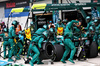 GP MIAMI, Fernando Alonso (ESP) Aston Martin F1 Team AMR25 makes a pit stop.

04.05.2025. Formula 1 World Championship, Rd 6, Miami Grand Prix, Miami, Florida, USA, Gara Day.

- www.xpbimages.com, EMail: requests@xpbimages.com © Copyright: Batchelor / XPB Images