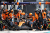 GP MIAMI, Oscar Piastri (AUS) McLaren MCL39 makes a pit stop.

04.05.2025. Formula 1 World Championship, Rd 6, Miami Grand Prix, Miami, Florida, USA, Gara Day.

- www.xpbimages.com, EMail: requests@xpbimages.com © Copyright: Batchelor / XPB Images