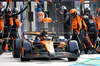 GP MIAMI, Oscar Piastri (AUS) McLaren MCL39 makes a pit stop.

04.05.2025. Formula 1 World Championship, Rd 6, Miami Grand Prix, Miami, Florida, USA, Gara Day.

- www.xpbimages.com, EMail: requests@xpbimages.com © Copyright: Batchelor / XPB Images