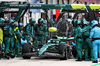 GP MIAMI, Lance Stroll (CDN) Aston Martin F1 Team AMR25 makes a pit stop.

04.05.2025. Formula 1 World Championship, Rd 6, Miami Grand Prix, Miami, Florida, USA, Gara Day.

- www.xpbimages.com, EMail: requests@xpbimages.com © Copyright: Batchelor / XPB Images