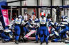 GP MIAMI, Isack Hadjar (FRA) Racing Bulls VCARB 02 makes a pit stop.

04.05.2025. Formula 1 World Championship, Rd 6, Miami Grand Prix, Miami, Florida, USA, Gara Day.

- www.xpbimages.com, EMail: requests@xpbimages.com © Copyright: Batchelor / XPB Images