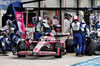 GP MIAMI, Isack Hadjar (FRA) Racing Bulls VCARB 02 makes a pit stop.

04.05.2025. Formula 1 World Championship, Rd 6, Miami Grand Prix, Miami, Florida, USA, Gara Day.

- www.xpbimages.com, EMail: requests@xpbimages.com © Copyright: Batchelor / XPB Images
