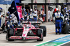 GP MIAMI, Isack Hadjar (FRA) Racing Bulls VCARB 02 makes a pit stop.

04.05.2025. Formula 1 World Championship, Rd 6, Miami Grand Prix, Miami, Florida, USA, Gara Day.

- www.xpbimages.com, EMail: requests@xpbimages.com © Copyright: Batchelor / XPB Images