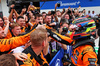 GP MIAMI, Gara winner Oscar Piastri (AUS) McLaren celebrates with the team in parc ferme.

04.05.2025. Formula 1 World Championship, Rd 6, Miami Grand Prix, Miami, Florida, USA, Gara Day.

- www.xpbimages.com, EMail: requests@xpbimages.com © Copyright: Batchelor / XPB Images