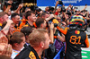GP MIAMI, Gara winner Oscar Piastri (AUS) McLaren celebrates with the team in parc ferme.

04.05.2025. Formula 1 World Championship, Rd 6, Miami Grand Prix, Miami, Florida, USA, Gara Day.

- www.xpbimages.com, EMail: requests@xpbimages.com © Copyright: Batchelor / XPB Images