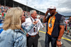 GP MIAMI, (L to R): Chase Carey (USA) Liberty Media Executive Committee Board Member with Michael Strahan (USA) TV host on the grid.

04.05.2025. Formula 1 World Championship, Rd 6, Miami Grand Prix, Miami, Florida, USA, Gara Day.

- www.xpbimages.com, EMail: requests@xpbimages.com © Copyright: Moy / XPB Images