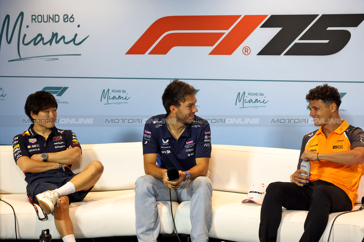 GP MIAMI, (L to R): Yuki Tsunoda (JPN) Red Bull Racing; Pierre Gasly (FRA) Alpine F1 Team; e Lando Norris (GBR) McLaren in the FIA Press Conference.

01.05.2025. Formula 1 World Championship, Rd 6, Miami Grand Prix, Miami, Florida, USA, Preparation Day.

- www.xpbimages.com, EMail: requests@xpbimages.com © Copyright: Bearne / XPB Images