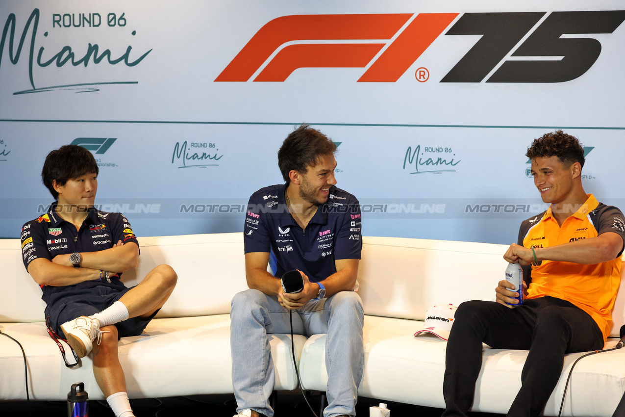 GP MIAMI, (L to R): Yuki Tsunoda (JPN) Red Bull Racing; Pierre Gasly (FRA) Alpine F1 Team; e Lando Norris (GBR) McLaren in the FIA Press Conference.

01.05.2025. Formula 1 World Championship, Rd 6, Miami Grand Prix, Miami, Florida, USA, Preparation Day.

- www.xpbimages.com, EMail: requests@xpbimages.com © Copyright: Bearne / XPB Images