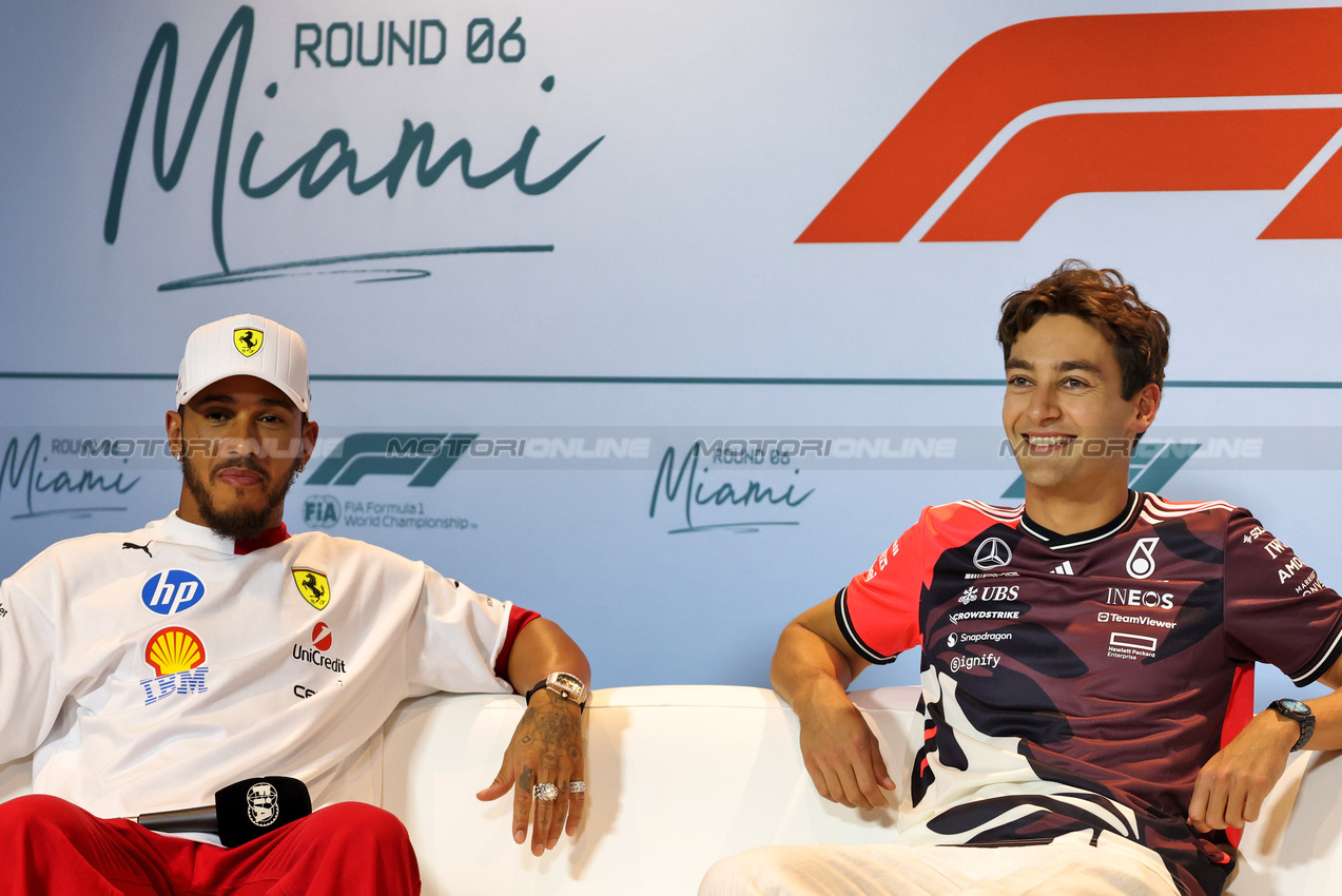 GP MIAMI, (L to R): Lewis Hamilton (GBR) Ferrari e George Russell (GBR) Mercedes AMG F1 in the FIA Press Conference.

01.05.2025. Formula 1 World Championship, Rd 6, Miami Grand Prix, Miami, Florida, USA, Preparation Day.

- www.xpbimages.com, EMail: requests@xpbimages.com © Copyright: Bearne / XPB Images