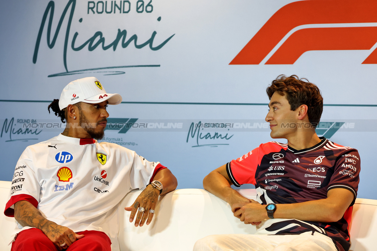 GP MIAMI, (L to R): Lewis Hamilton (GBR) Ferrari e George Russell (GBR) Mercedes AMG F1 in the FIA Press Conference.

01.05.2025. Formula 1 World Championship, Rd 6, Miami Grand Prix, Miami, Florida, USA, Preparation Day.

- www.xpbimages.com, EMail: requests@xpbimages.com © Copyright: Bearne / XPB Images
