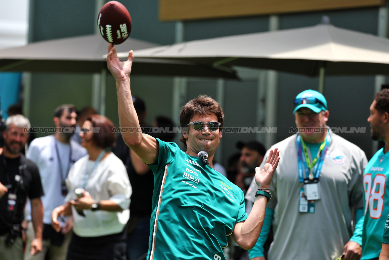 GP MIAMI, Lance Stroll (CDN) Aston Martin F1 Team plays American football with the Miami Dolphons NFL team.

01.05.2025. Formula 1 World Championship, Rd 6, Miami Grand Prix, Miami, Florida, USA, Preparation Day.

- www.xpbimages.com, EMail: requests@xpbimages.com © Copyright: Moy / XPB Images